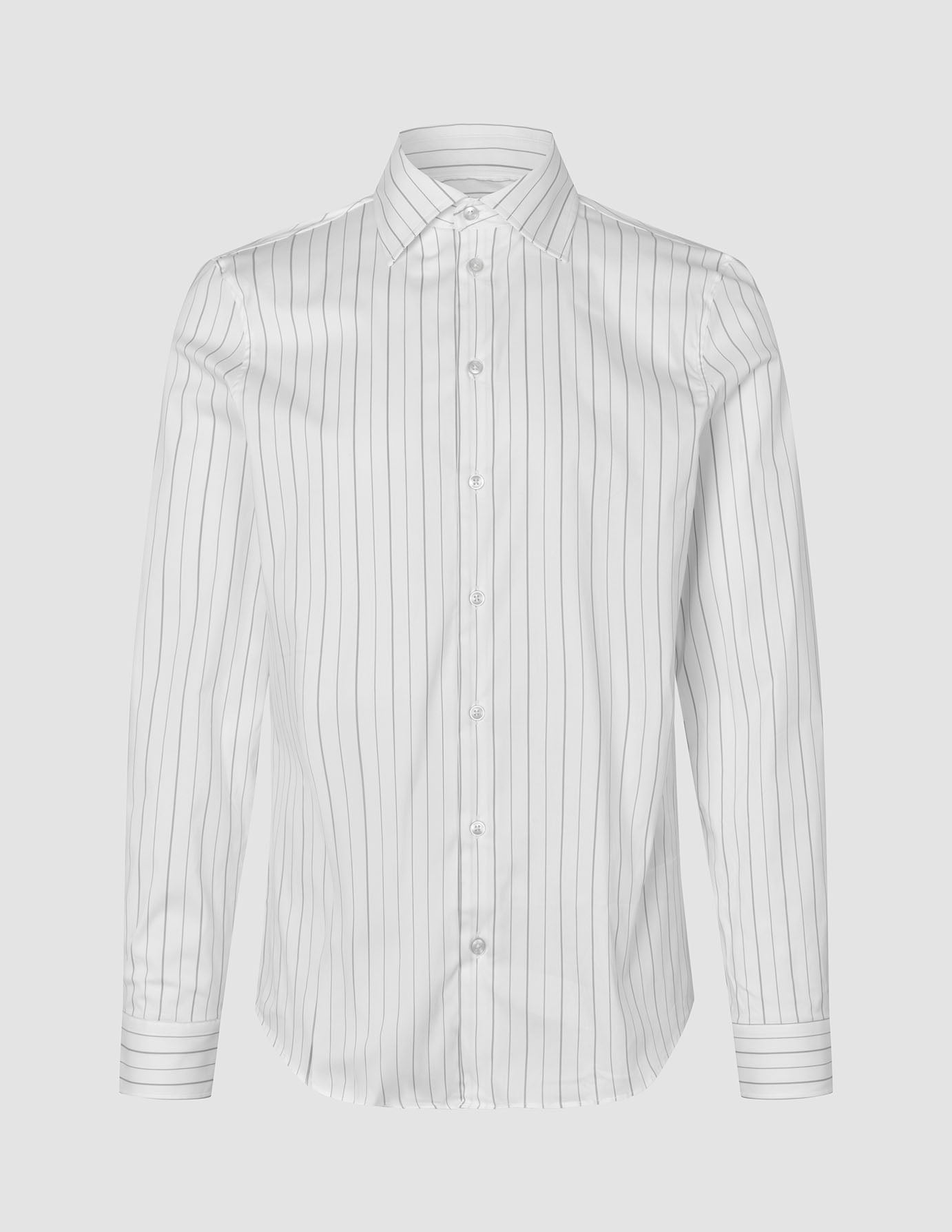 Elevated-skjorta, slim fit, ljusgrå randig, i pimabomull med ett vertikalt randmönster i vitt och grått.